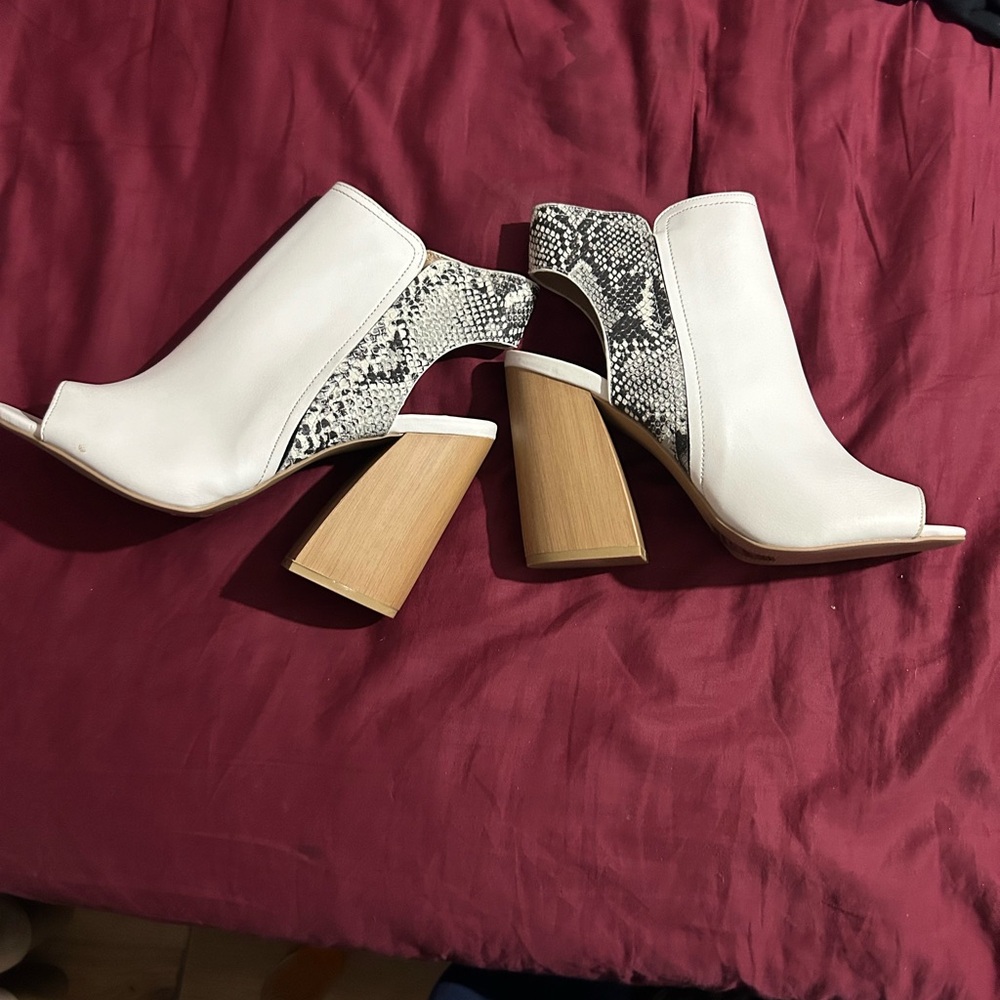 Snake print white heel boots a -Size10